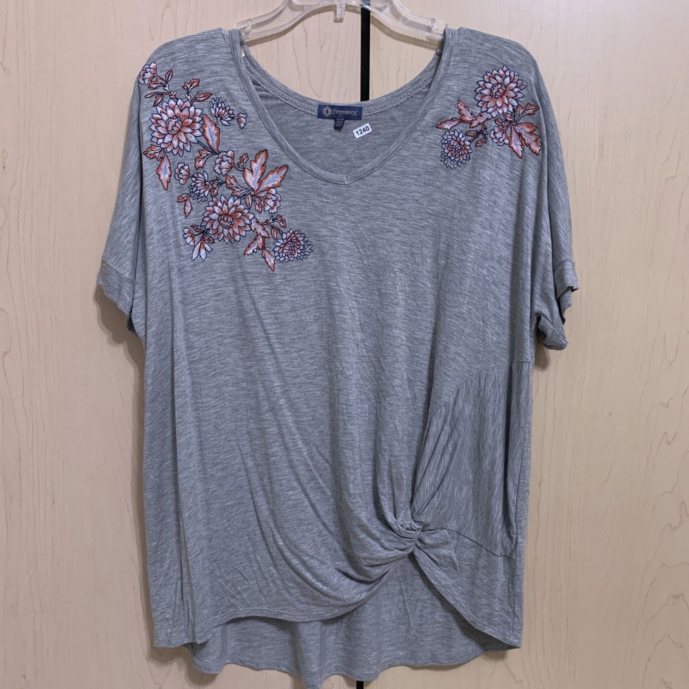 DEMOCRACY Women's XL Gray Embroidered‎ Floral Twist Hem V-Neck T-Shirt Top